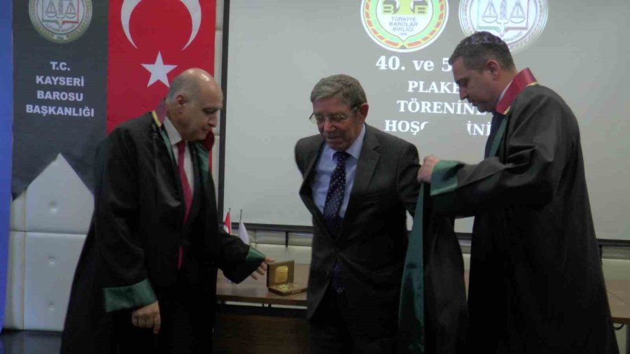 Emektar Avukatlara Plaket Ve Beratları Verildi