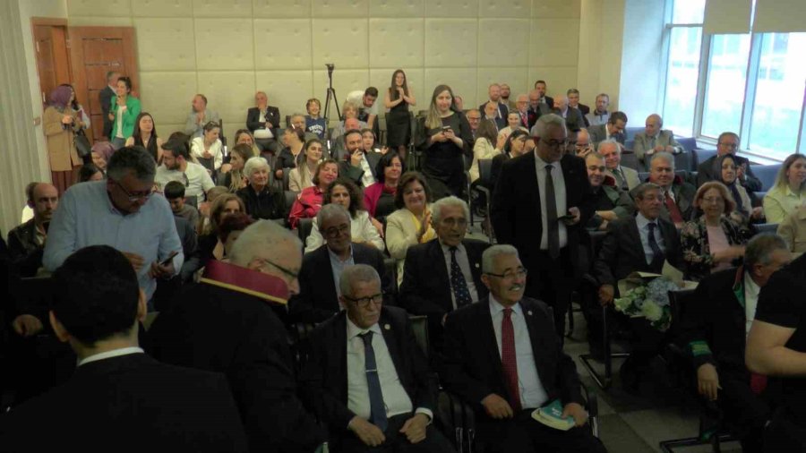 Emektar Avukatlara Plaket Ve Beratları Verildi