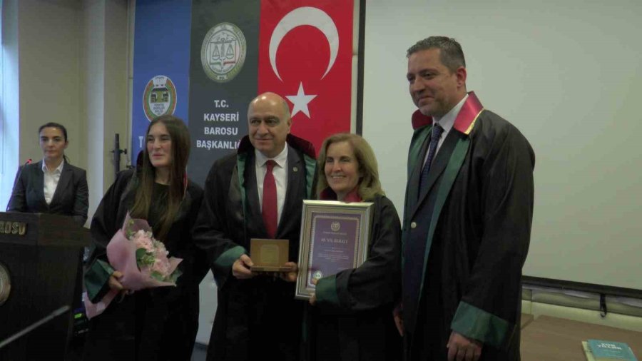 Emektar Avukatlara Plaket Ve Beratları Verildi