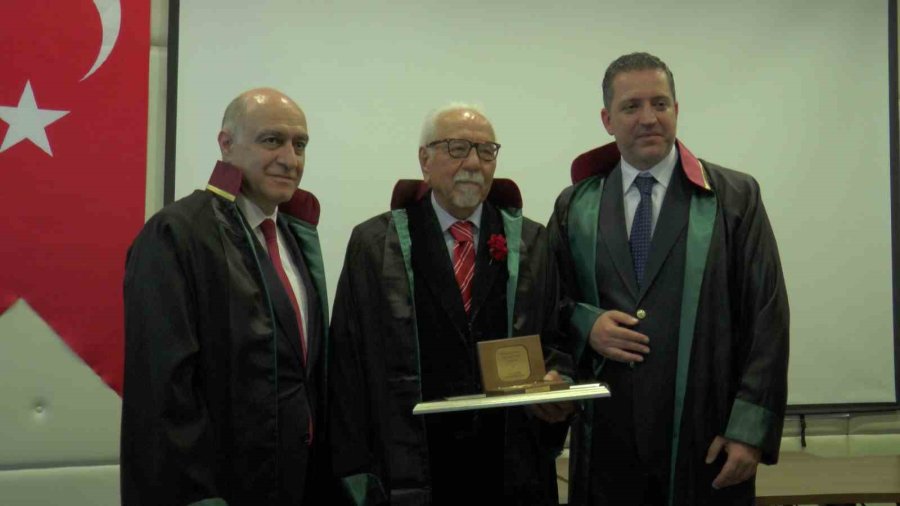 Emektar Avukatlara Plaket Ve Beratları Verildi