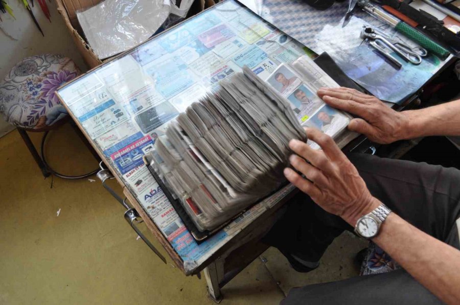 22 Senede Topladığı 3 Bin 500 Vesikalık Fotoğraf İle Kendi Başına Arşiv Oluşturdu