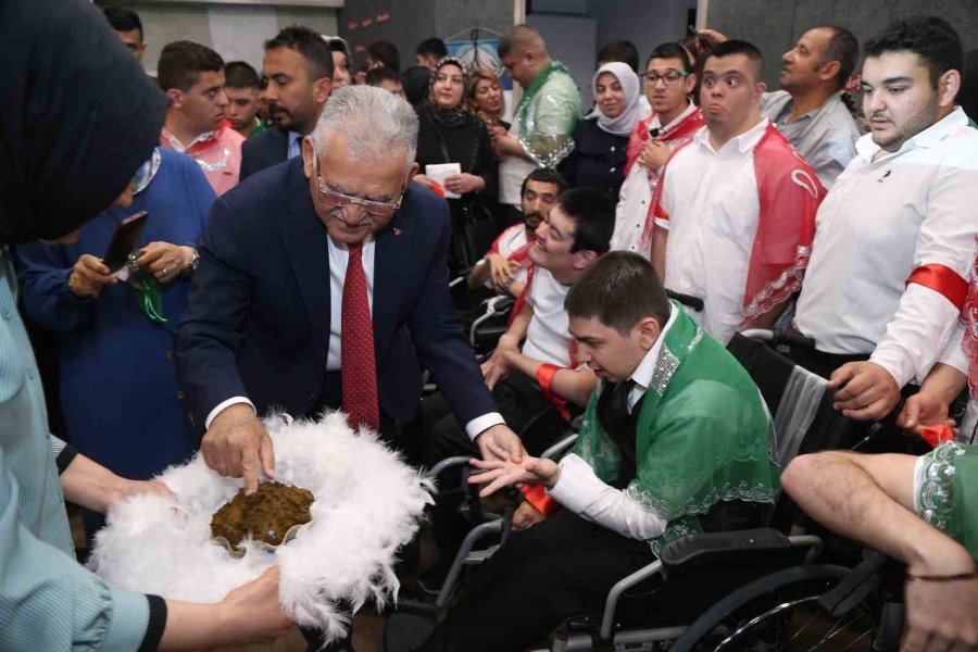 Büyükşehirin Özel Öğrencileri Teskere Aldı