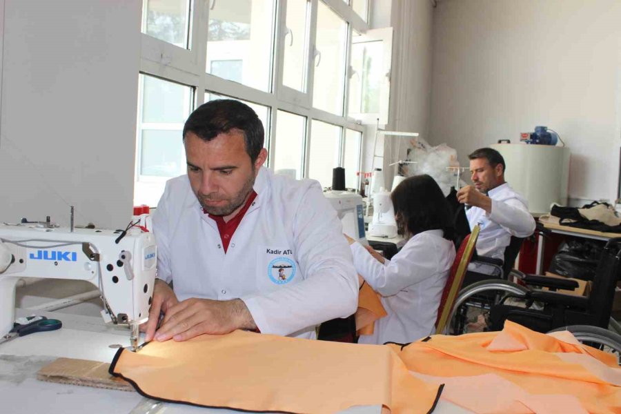 Engelliler Kurdukları Kooperatif Çatısı Altında Tekstil Ürünleri Üretiyor