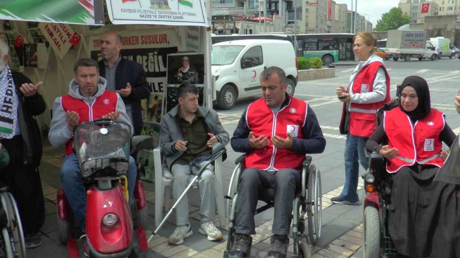Engelliler Ellerini Filistin İçin Semaya Açtı