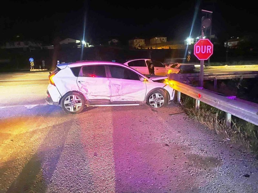 Konya’da 2 Otomobil Çarpıştı: 4 Yaralı