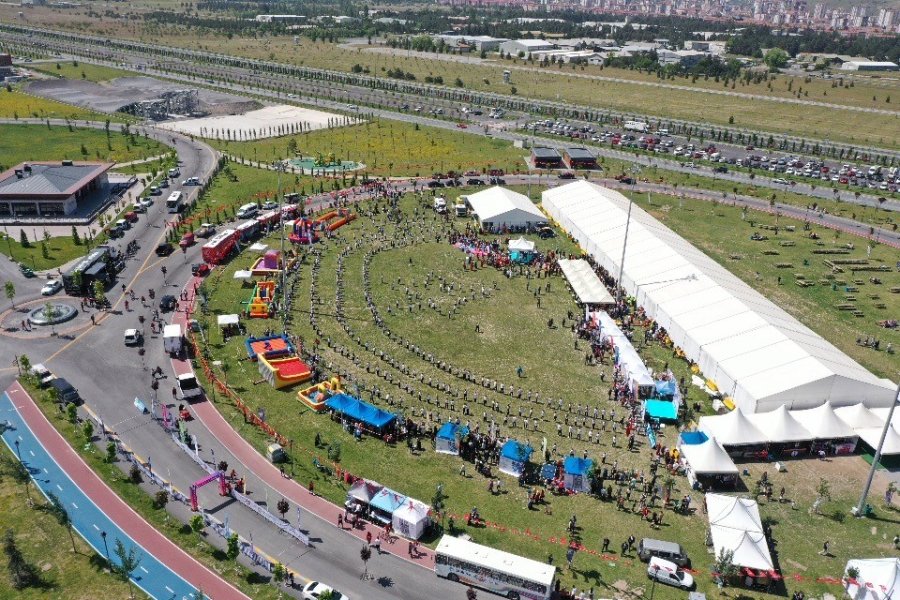 500 Öğrenciden Ay-yıldızlı ‘zeybek’ Gösterisi