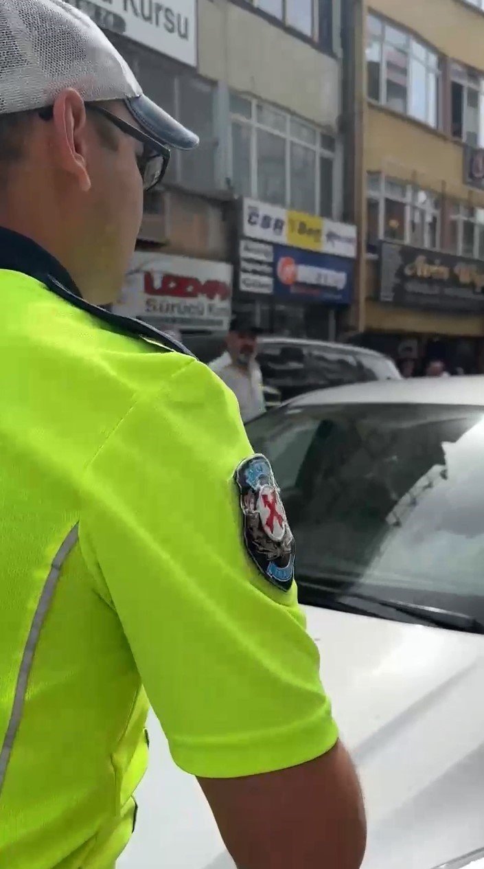 Aracını Polisin Üzerine Sürdü, Sonra Bağırıp Araç Camına Vurdu