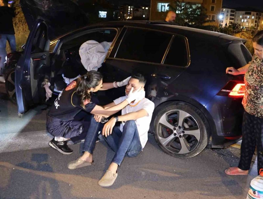 Önündeki Araca Arkadan Çarptı, Yarasını Unutup Basına Bağırdı