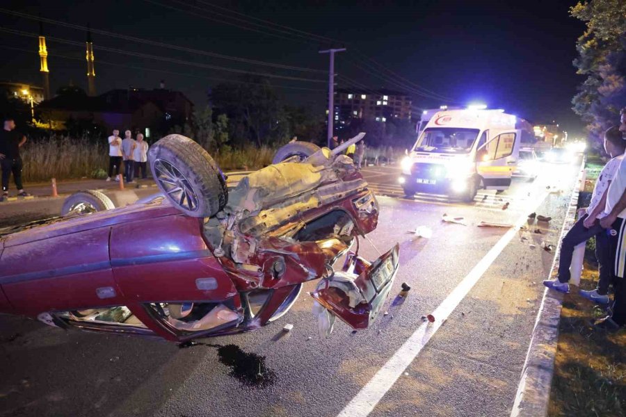 Önündeki Araca Arkadan Çarptı, Yarasını Unutup Basına Bağırdı
