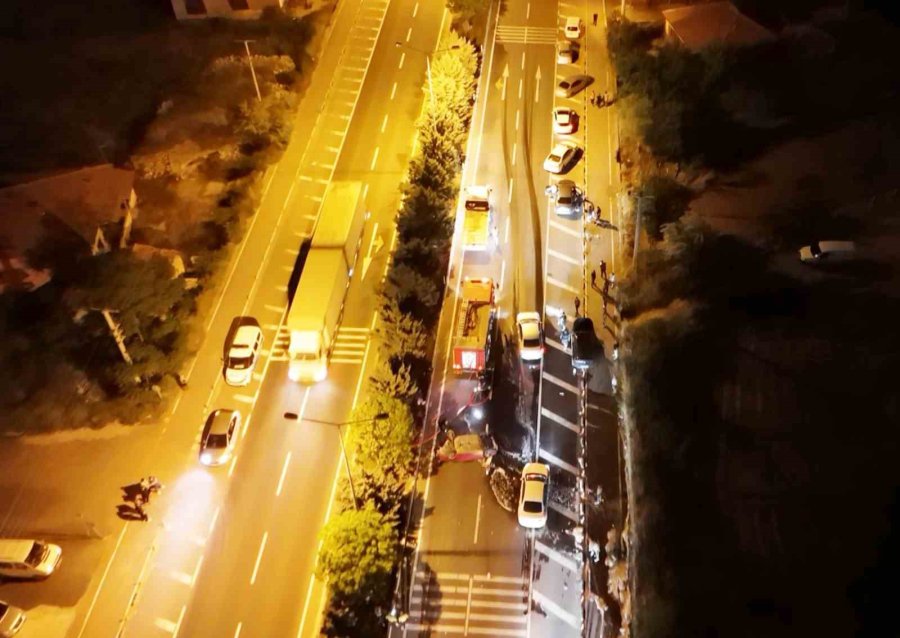 Önündeki Araca Arkadan Çarptı, Yarasını Unutup Basına Bağırdı