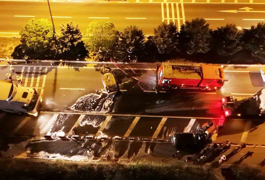 Önündeki Araca Arkadan Çarptı, Yarasını Unutup Basına Bağırdı