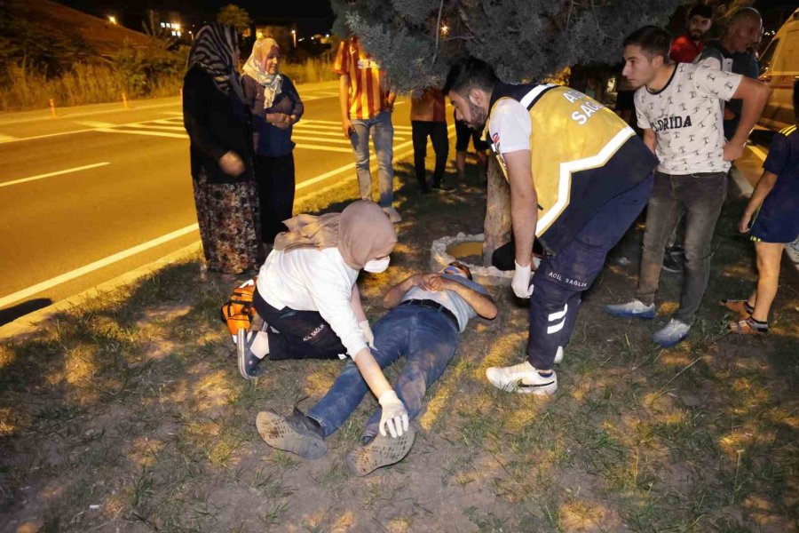 Önündeki Araca Arkadan Çarptı, Yarasını Unutup Basına Bağırdı