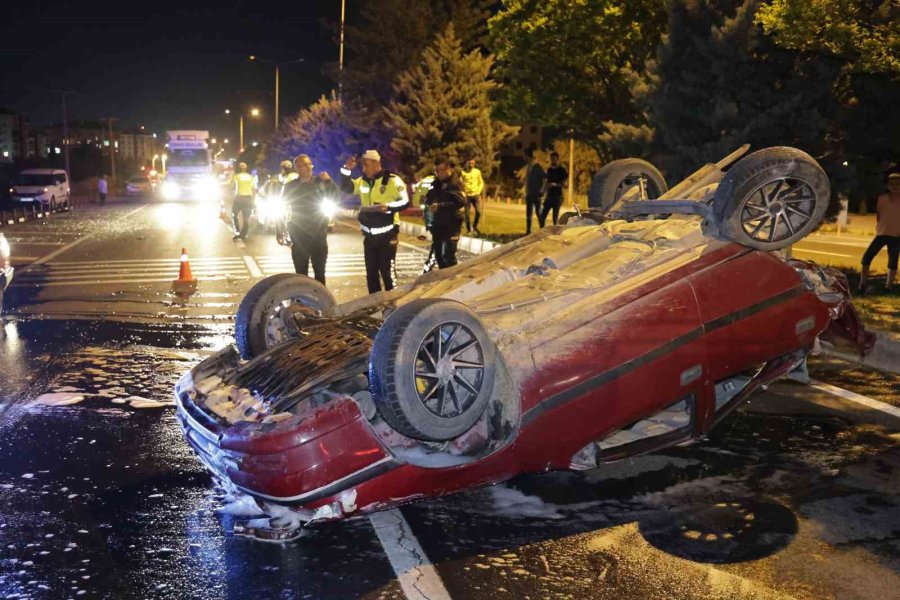 Önündeki Araca Arkadan Çarptı, Yarasını Unutup Basına Bağırdı