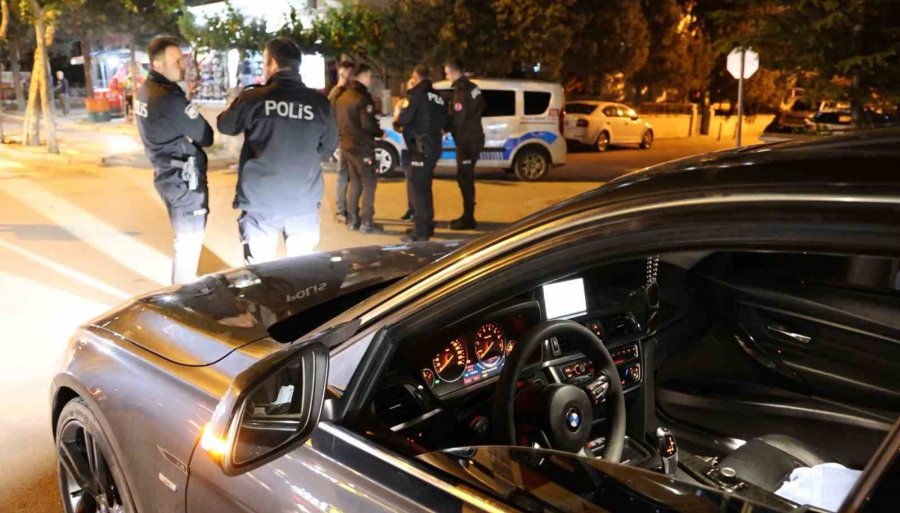 Ruhsatsız Tabanca İle Yakalandı, Kelepçe Takılınca Gülerek Polis Aracına Gitti