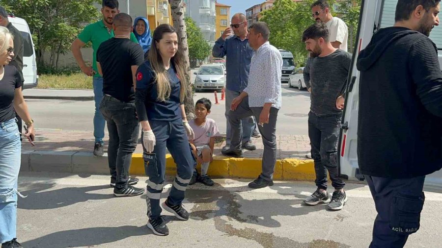 Yolun Karşısına Geçmeye Çalışan Çocuğa Otomobil Çarptı