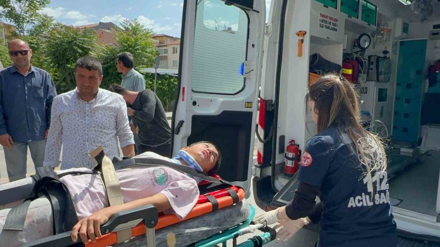 Yolun Karşısına Geçmeye Çalışan Çocuğa Otomobil Çarptı