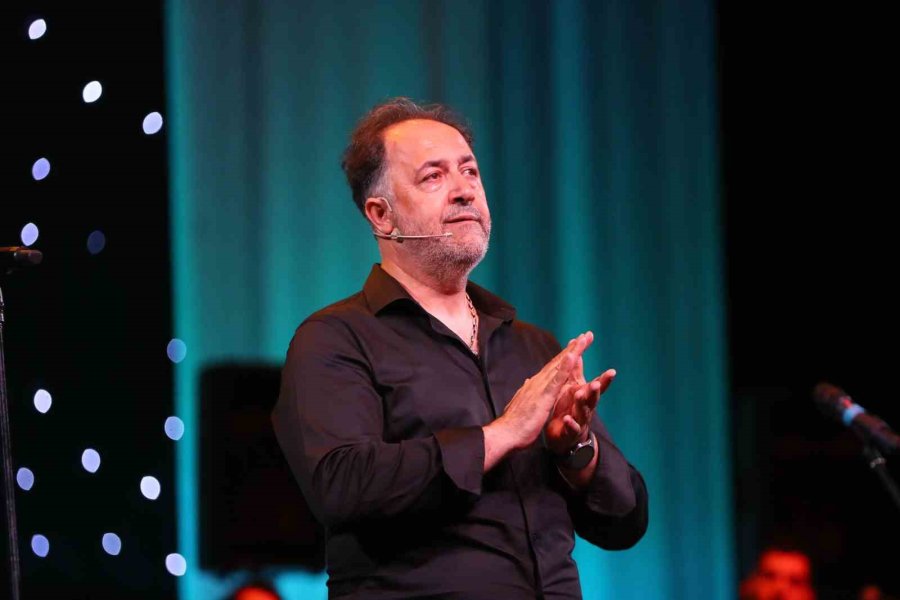 Aşt, Tiyatroname İle Tiyatroseverlere Veda Etti