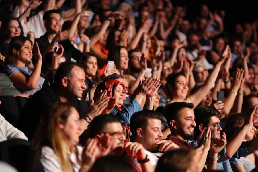 Aşt, Tiyatroname İle Tiyatroseverlere Veda Etti