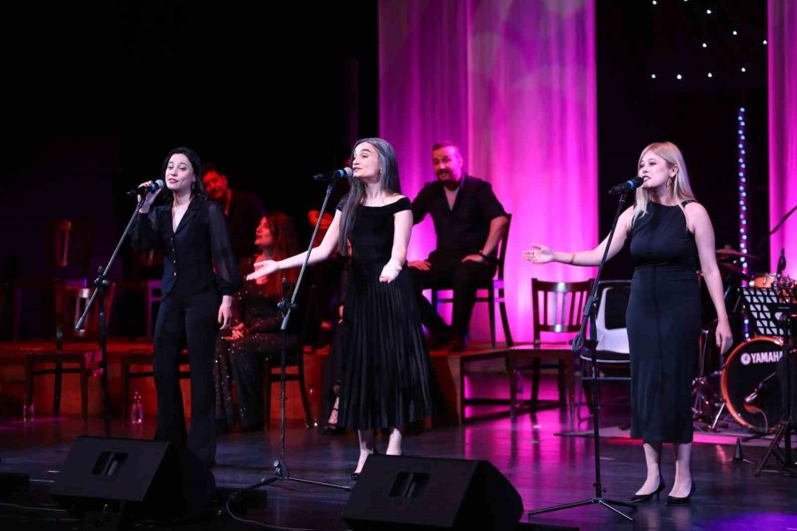 Aşt, Tiyatroname İle Tiyatroseverlere Veda Etti