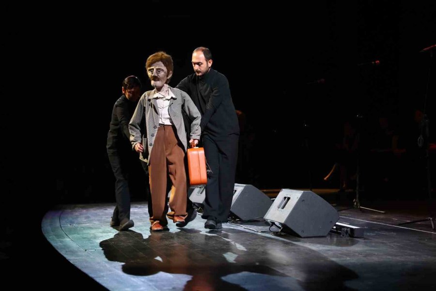 Aşt, Tiyatroname İle Tiyatroseverlere Veda Etti