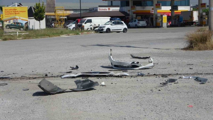 Çarpışmanın Şiddetiyle Araçların Parçaları Dağıldı, O Anlar Kameralara Yansıdı