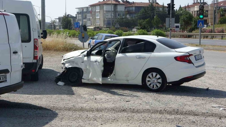 Çarpışmanın Şiddetiyle Araçların Parçaları Dağıldı, O Anlar Kameralara Yansıdı