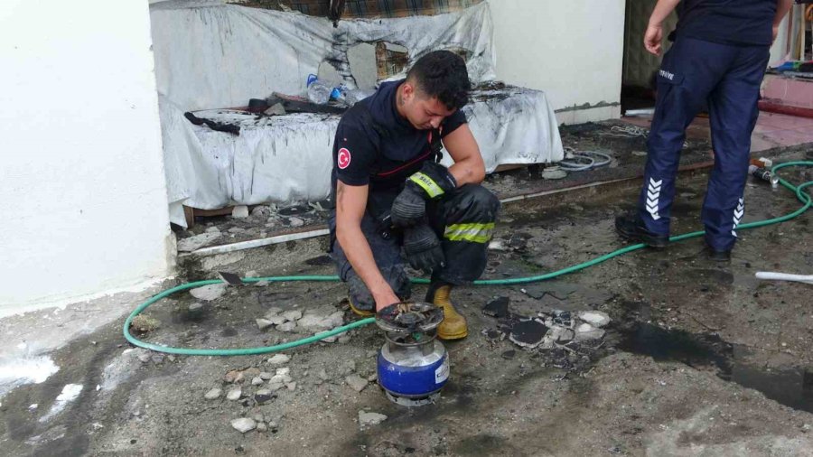 Zemin Katta Çıkan Yangında Mutfak Kullanılamaz Hale Geldi