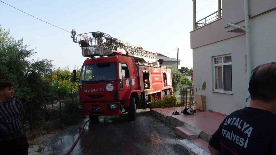 Zemin Katta Çıkan Yangında Mutfak Kullanılamaz Hale Geldi