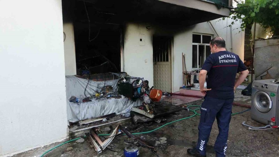 Zemin Katta Çıkan Yangında Mutfak Kullanılamaz Hale Geldi