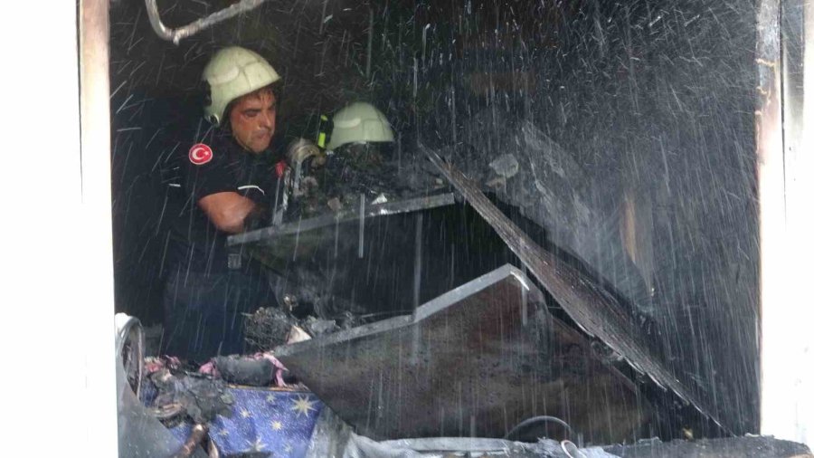 Zemin Katta Çıkan Yangında Mutfak Kullanılamaz Hale Geldi