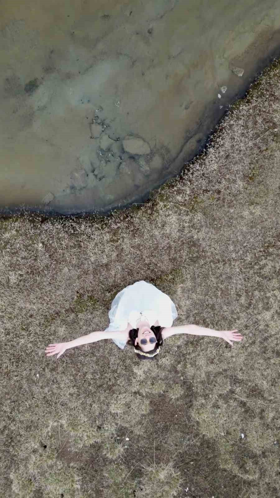 Niğdeli Dağcı Çift, Fotoğraf Çekimi İçin Gelinlik Ve Damatlıkla 14 Kilometre Tırmandı