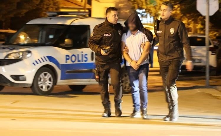 Ruhsatsız Tabanca İle Yakalandı, Kelepçe Takılınca Gülerek Polis Aracına Gitti