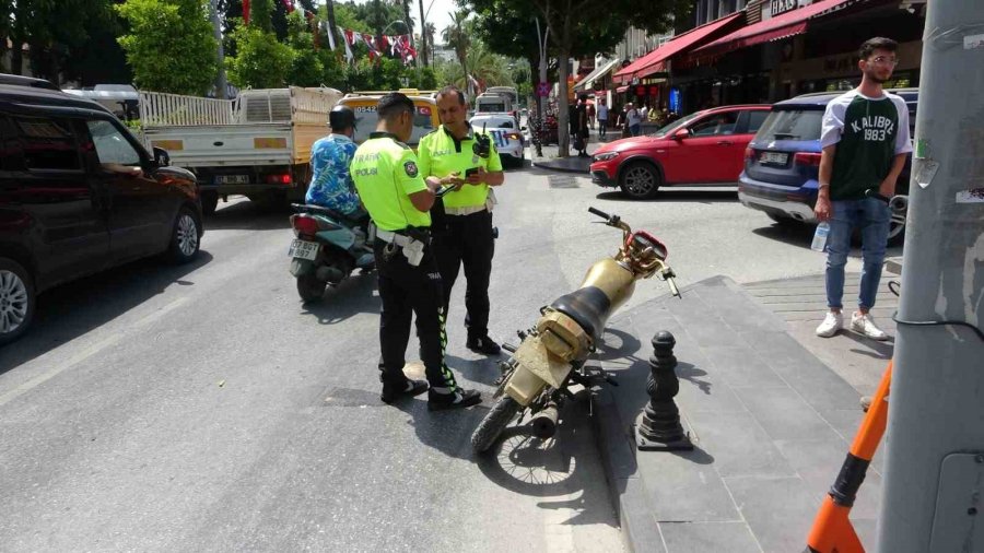 Trafik Polisinden Kaçamayınca Motosikleti Bırakıp Kayıplara Karıştılar