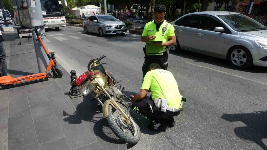Trafik Polisinden Kaçamayınca Motosikleti Bırakıp Kayıplara Karıştılar