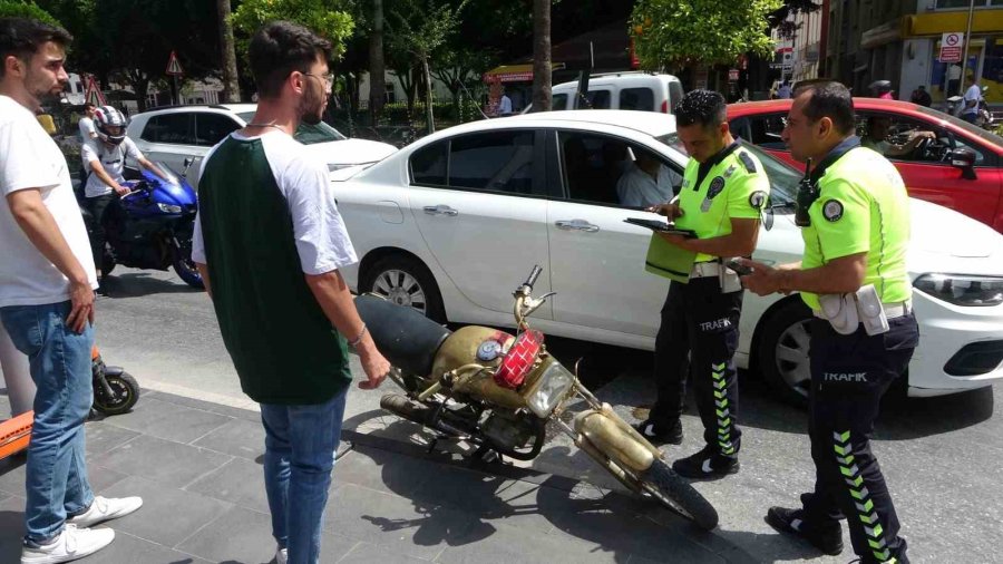 Trafik Polisinden Kaçamayınca Motosikleti Bırakıp Kayıplara Karıştılar