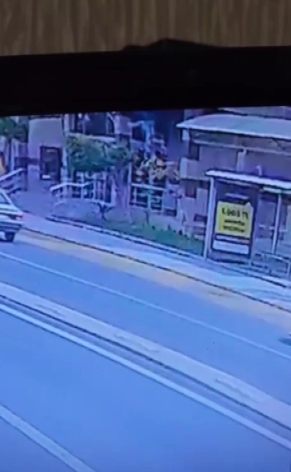 Hastane Balkonundan Düşen Bir Kişi Yaralandı: O Anlar Kamerada