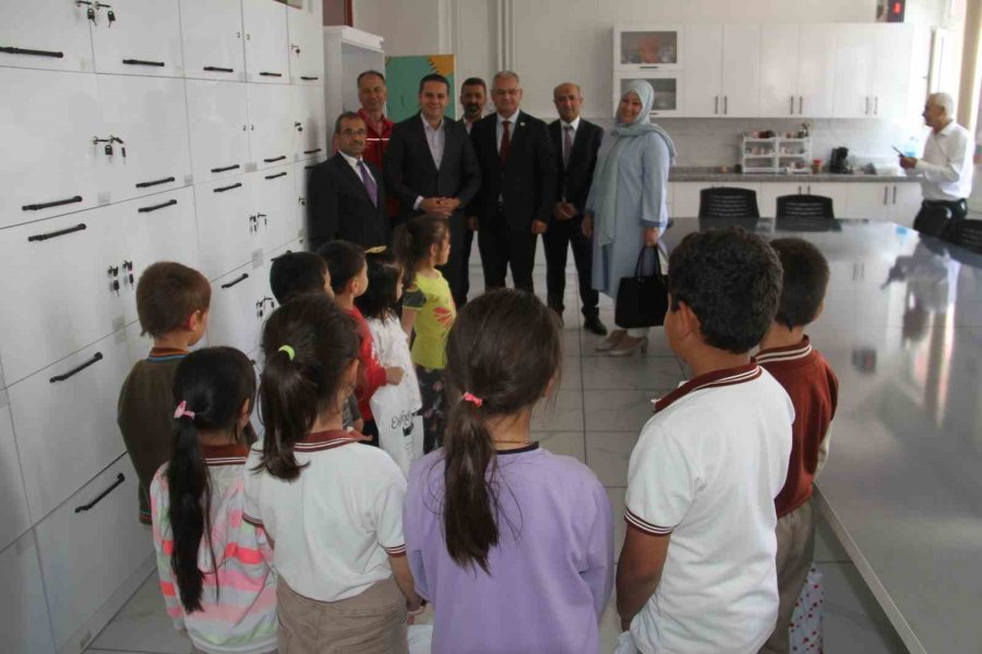 Beyşehir’de İhtiyaç Sahibi Öğrencilere Kıyafet Yardımı