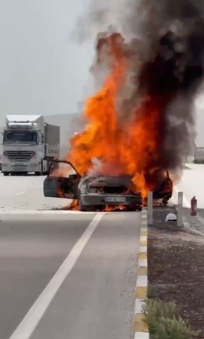 Seyir Halindeki Otomobil Alev Alev Yandı