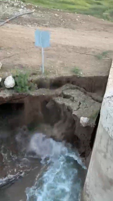 Kanalda Oluşan Göçük Saniye Saniye Görüntülendi