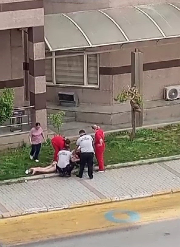 Hastane Balkonundan Düşen Bir Kişi Yaralandı: O Anlar Kamerada