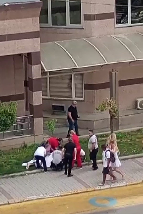 Hastane Balkonundan Düşen Bir Kişi Yaralandı: O Anlar Kamerada