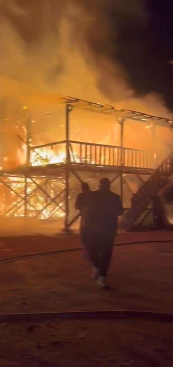 Antalya’da Denize Sıfır Çardaklarda Yangın: 2 Çardak Kül Oldu