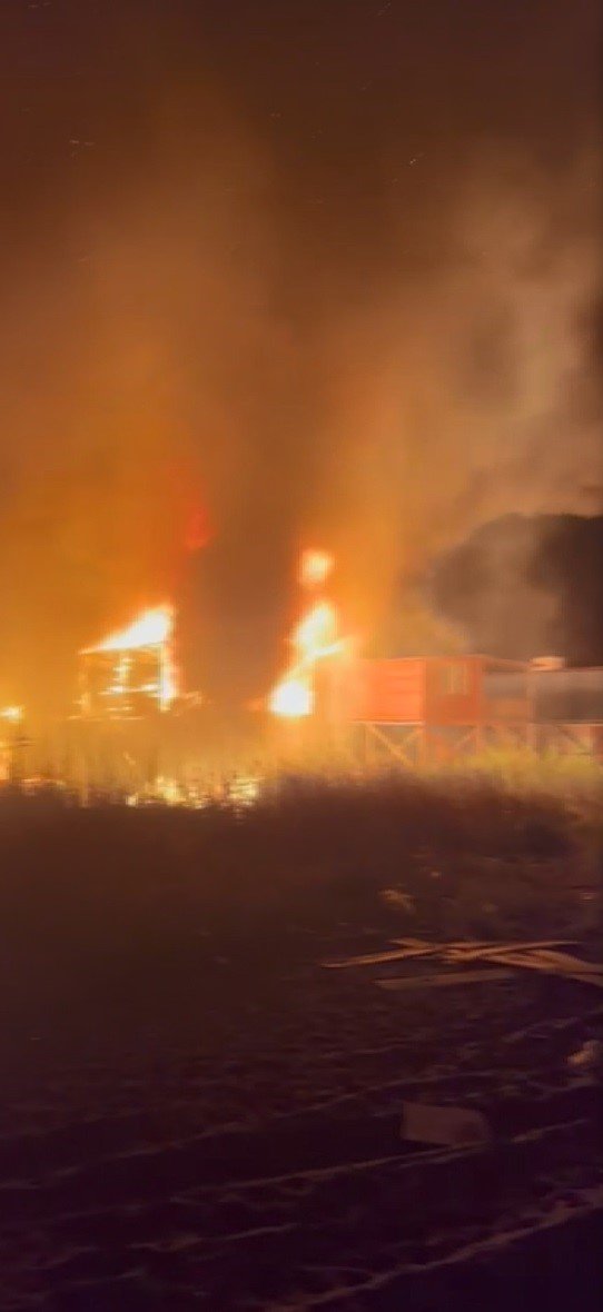 Antalya’da Denize Sıfır Çardaklarda Yangın: 2 Çardak Kül Oldu