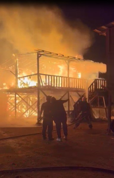 Antalya’da Denize Sıfır Çardaklarda Yangın: 2 Çardak Kül Oldu