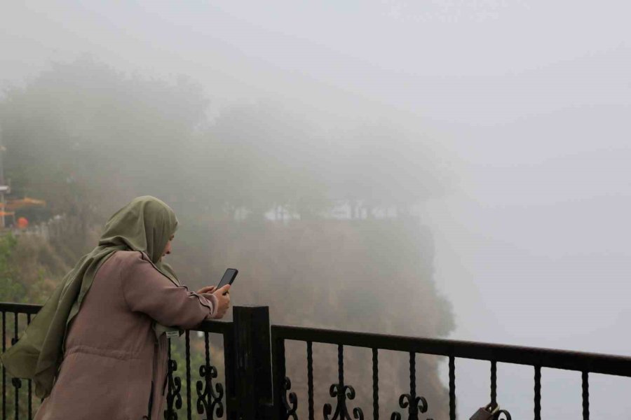 Turizm Kentini Sis Yuttu, Görüntüyü Gören Cep Telefonuna Sarıldı