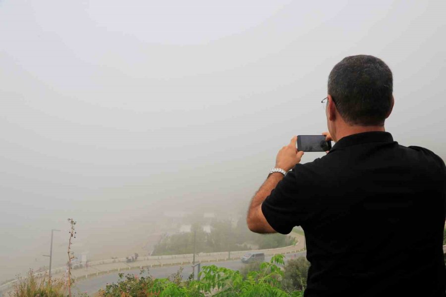 Turizm Kentini Sis Yuttu, Görüntüyü Gören Cep Telefonuna Sarıldı
