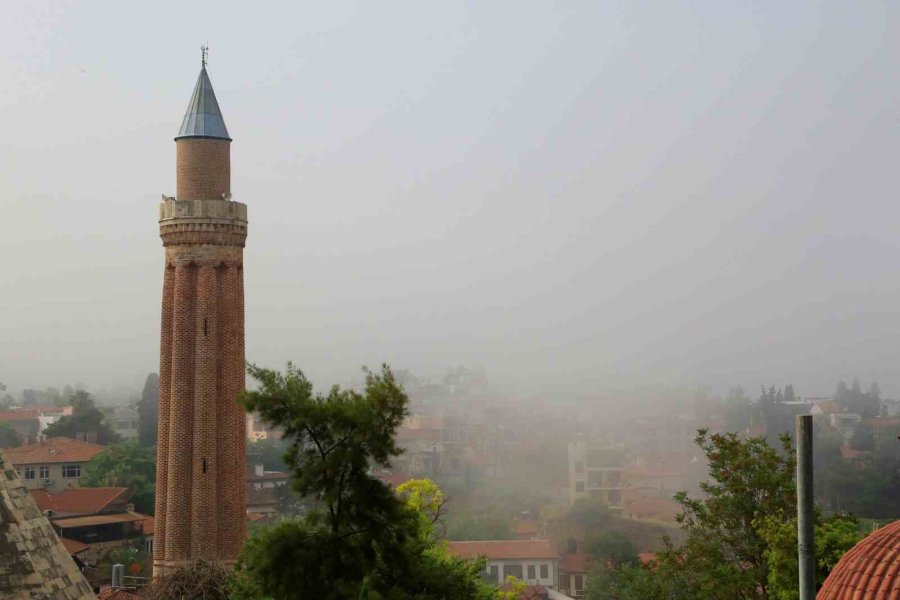 Turizm Kentini Sis Yuttu, Görüntüyü Gören Cep Telefonuna Sarıldı