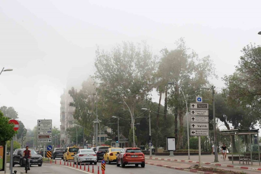 Turizm Kentini Sis Yuttu, Görüntüyü Gören Cep Telefonuna Sarıldı