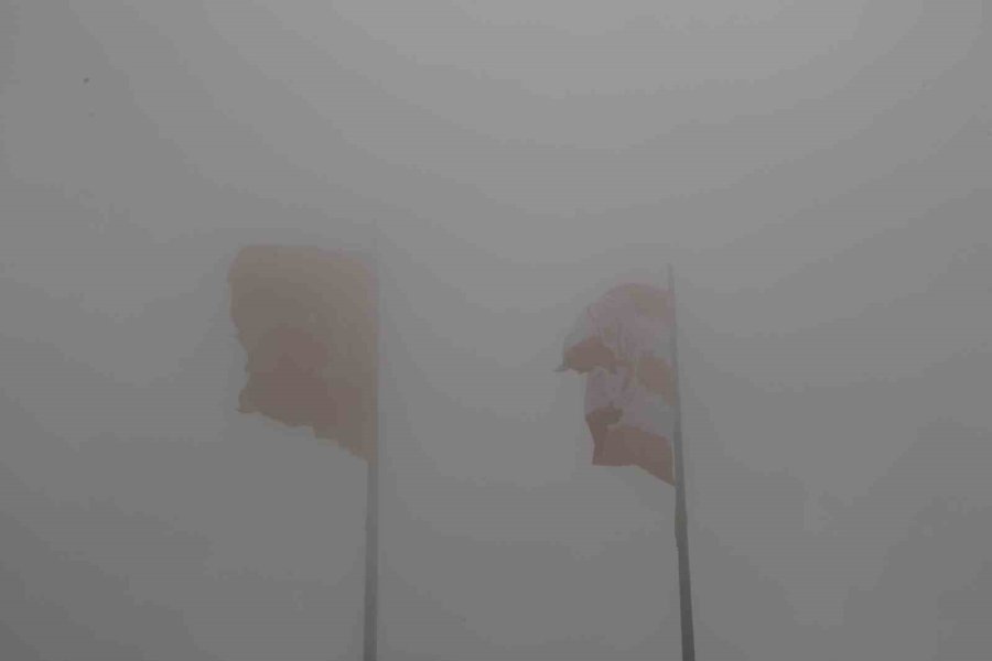 Turizm Kentini Sis Yuttu, Görüntüyü Gören Cep Telefonuna Sarıldı