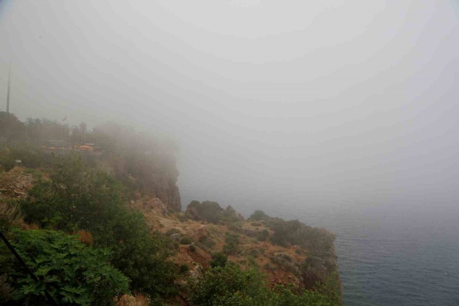 Turizm Kentini Sis Yuttu, Görüntüyü Gören Cep Telefonuna Sarıldı